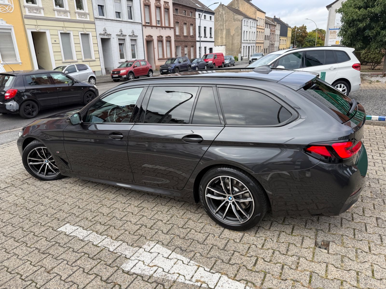Fahrzeugabbildung BMW 520d Touring M SPORT LASER HUD KAMERA AHK LEDER