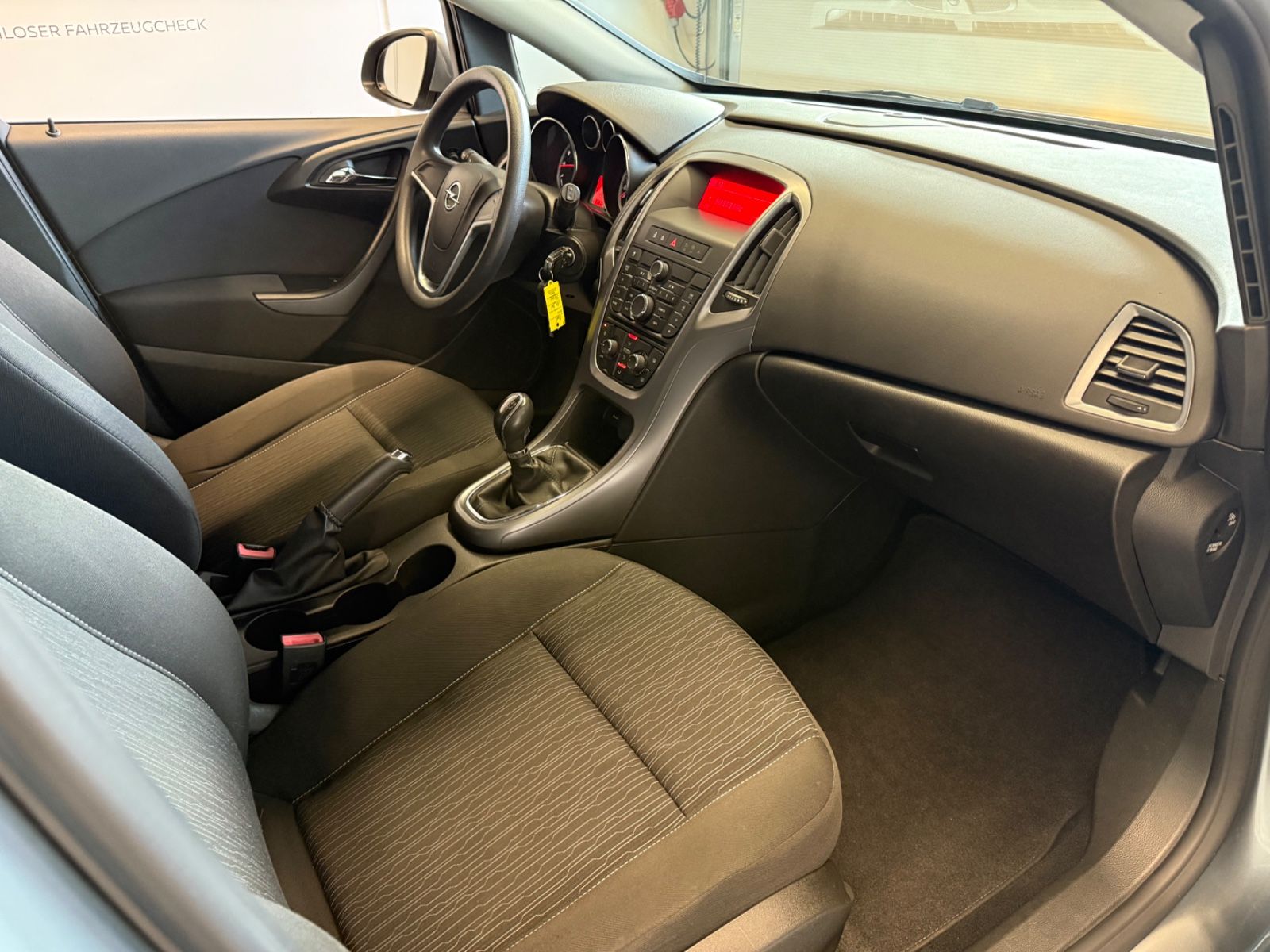 Fahrzeugabbildung Opel Astra J Lim. 5-trg. Selection, Klima,