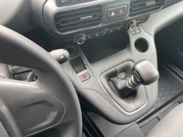 Fahrzeugabbildung Peugeot Partner 1.2 PureTech 110 Premium L1 3-Sitzer, Ei