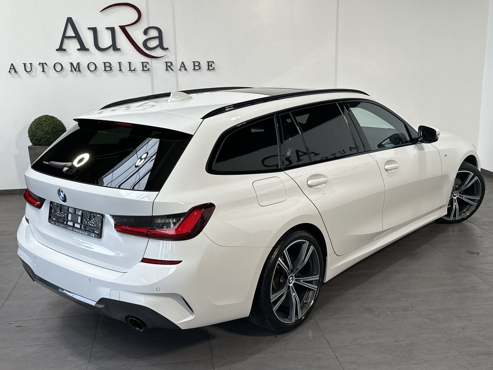 Fahrzeugabbildung BMW 320d Touring M-Sport NAV+LED+PANO+19ZO+LIVECOCKP
