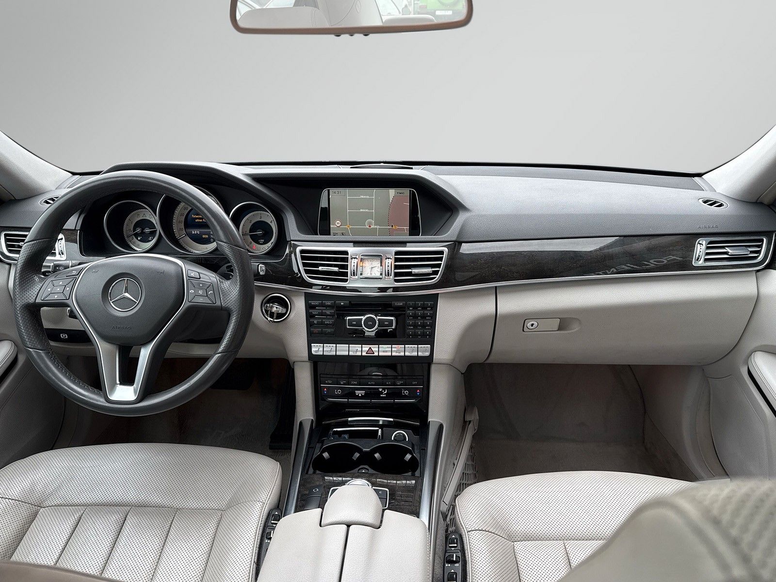Fahrzeugabbildung Mercedes-Benz E 250 *Panorama*Kamera*Vollleder*LED*Ambiente