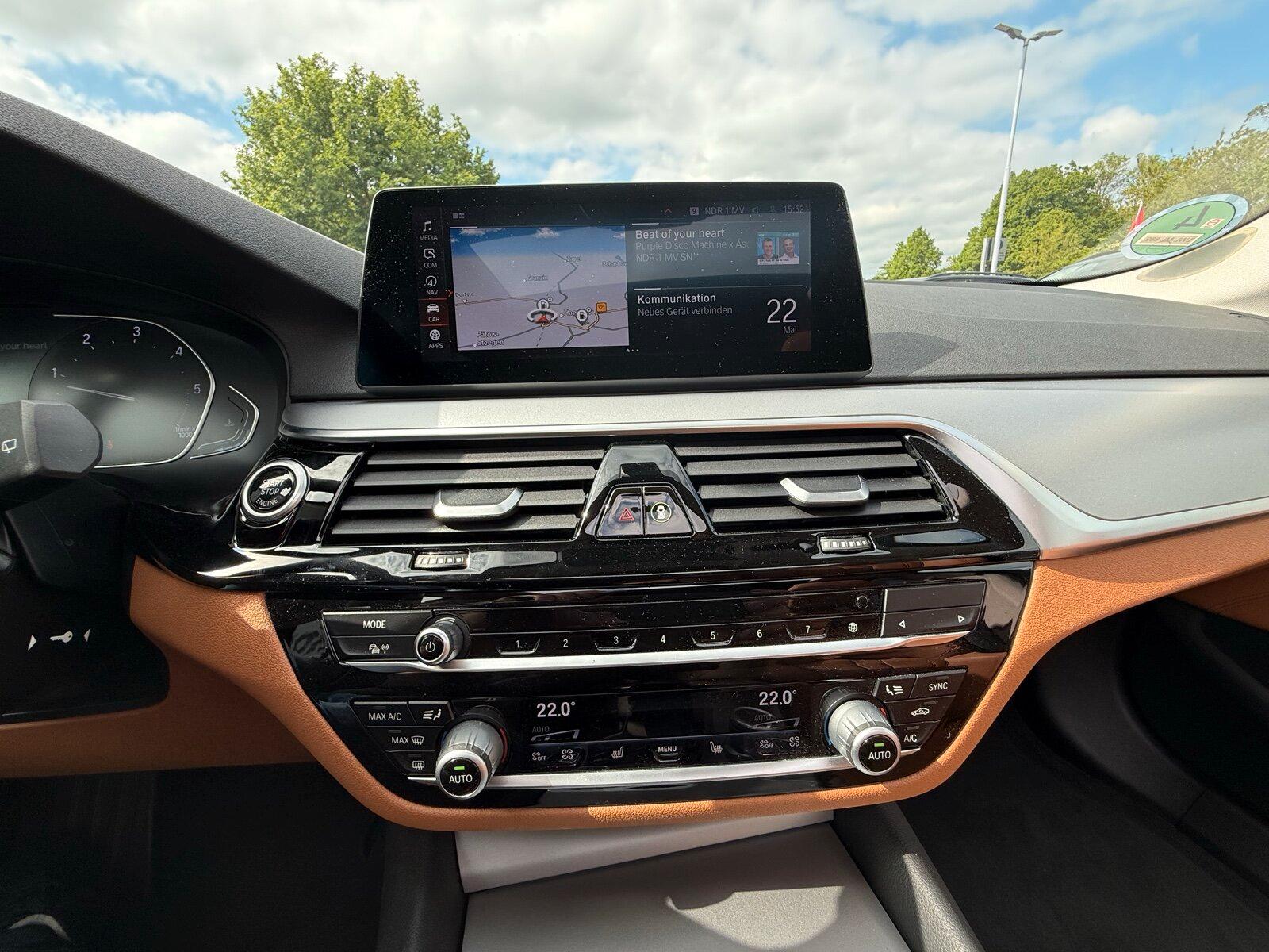 BMW 5er - 530 d Mild Hybrid PANO Leder AHK NAVI LED 
