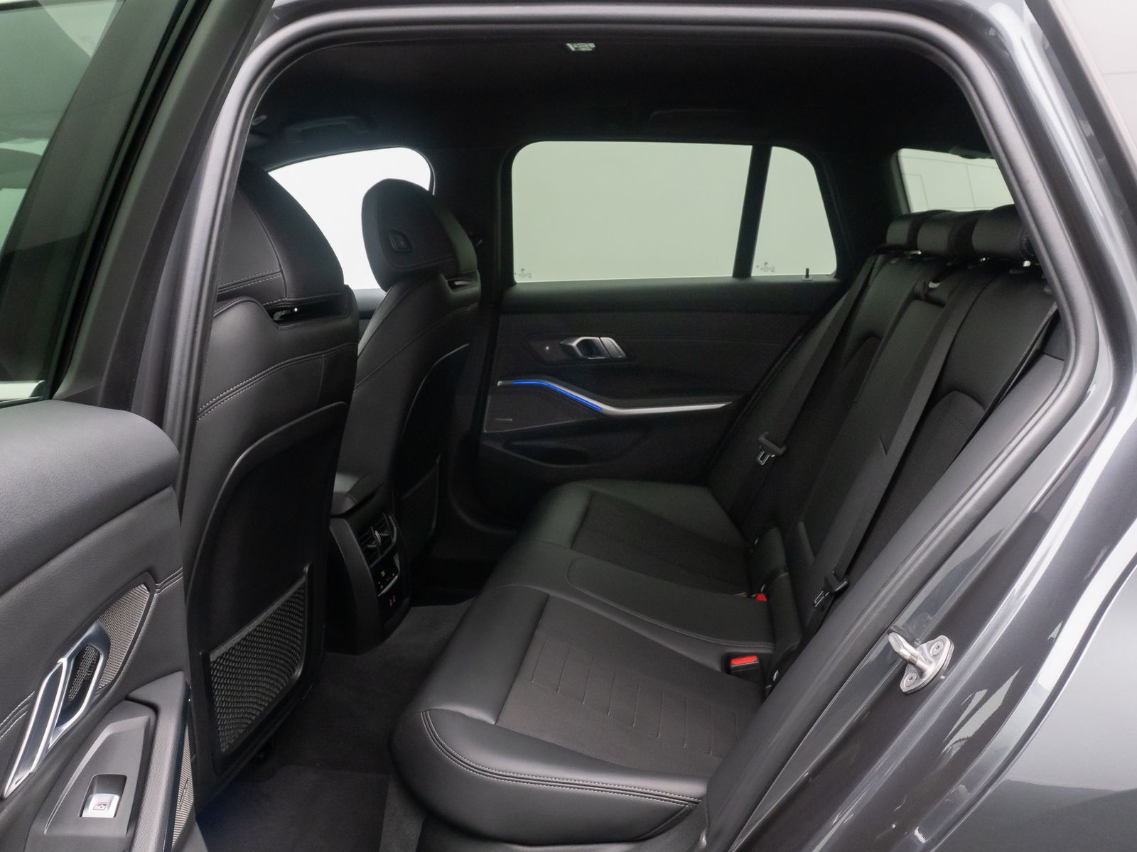 Fahrzeugabbildung BMW 320d Sport Line Alarm DAB AHK H/K Individual LED