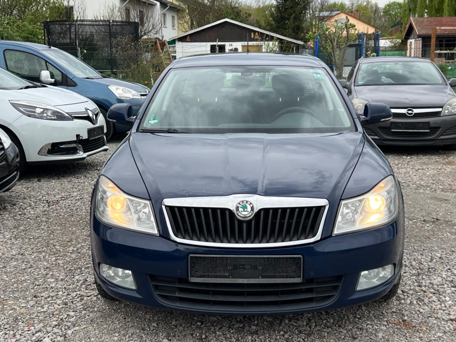 Skoda Octavia 2011 — rear view