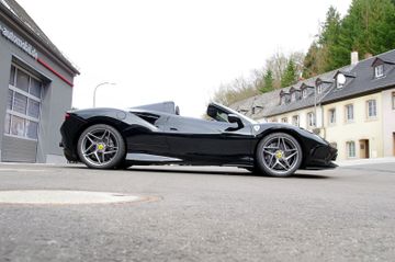 Ferrari F8 Spider*Lift,Racing-Seats,Carbon,JBL,Dt. Ausl.