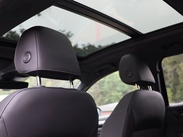 Fahrzeugverkauf 23 Volkswagen T-Roc 1.5 DSG R-Line Black AHK Pano Matrix Kame.