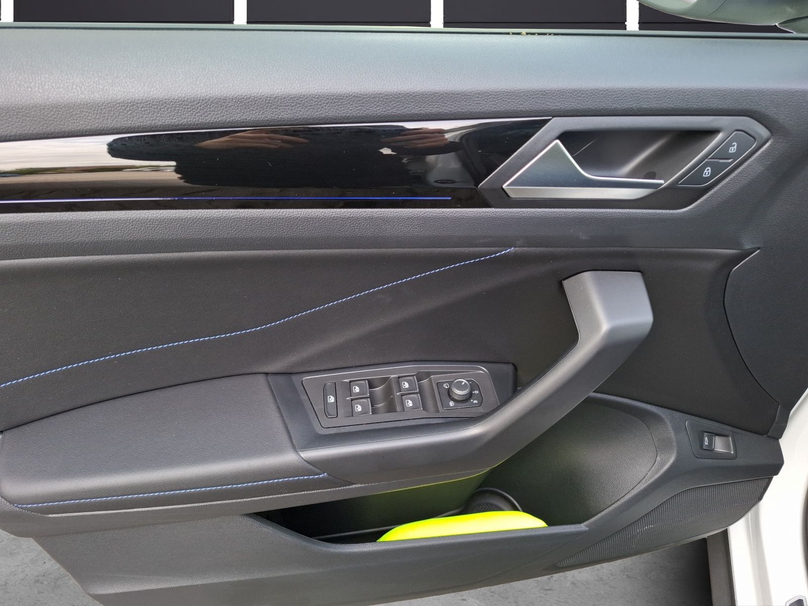 Fahrzeugabbildung Volkswagen T-Roc R 4M Matrix Navi Akrapovic Pano AID ACC RF