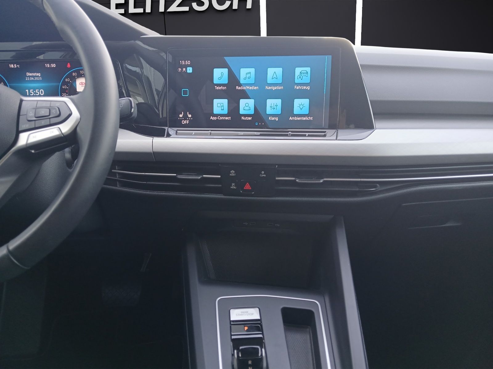 Fahrzeugabbildung Volkswagen Golf VIII eTSI Life DSG LED AHK Navi Pano AID AC