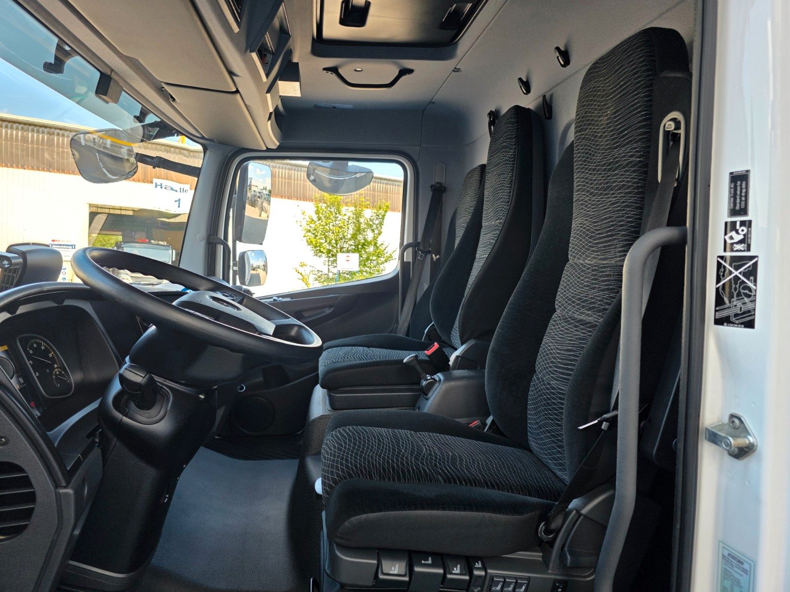 Fahrzeugabbildung Mercedes-Benz Atego 818 L Koffer+LBW Klima 3 Sitze