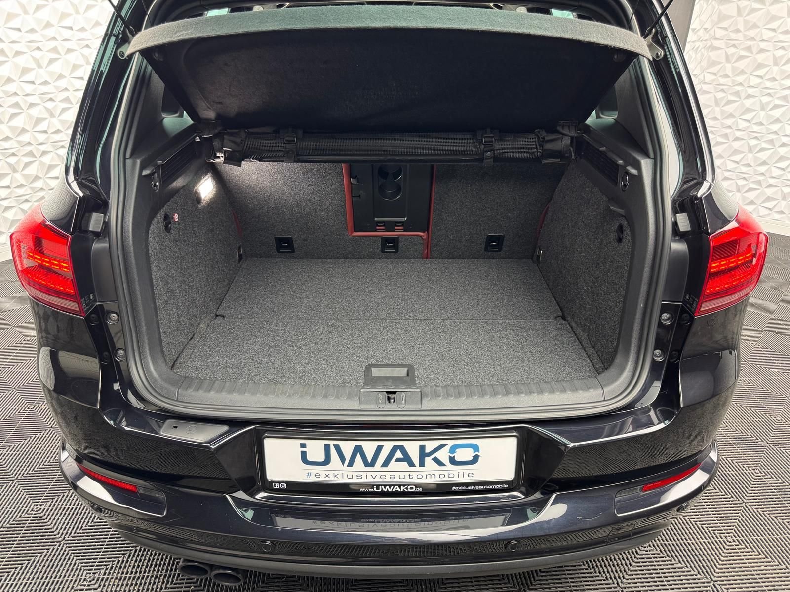 Fahrzeugabbildung Volkswagen TIGUAN 2.0 TDI R-LINE/4MOTION/STHZ/AHK/PANO/DYNA