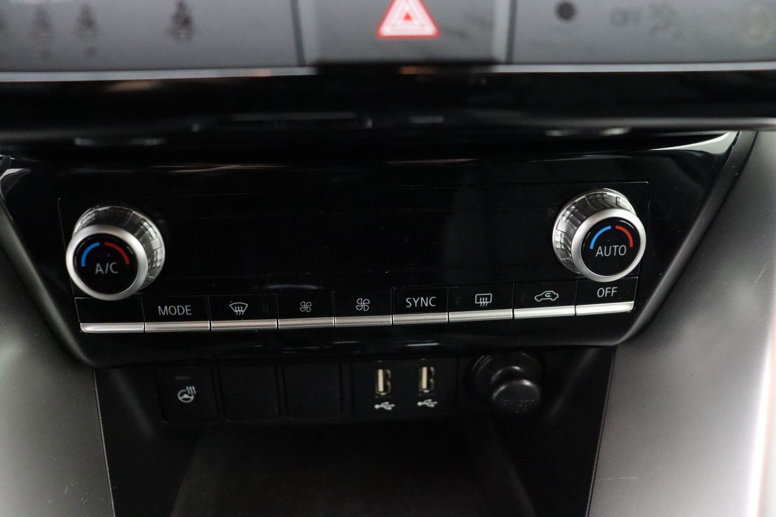 Fahrzeugabbildung Mitsubishi Eclipse Cross Plus Select Black Hybrid 4WD