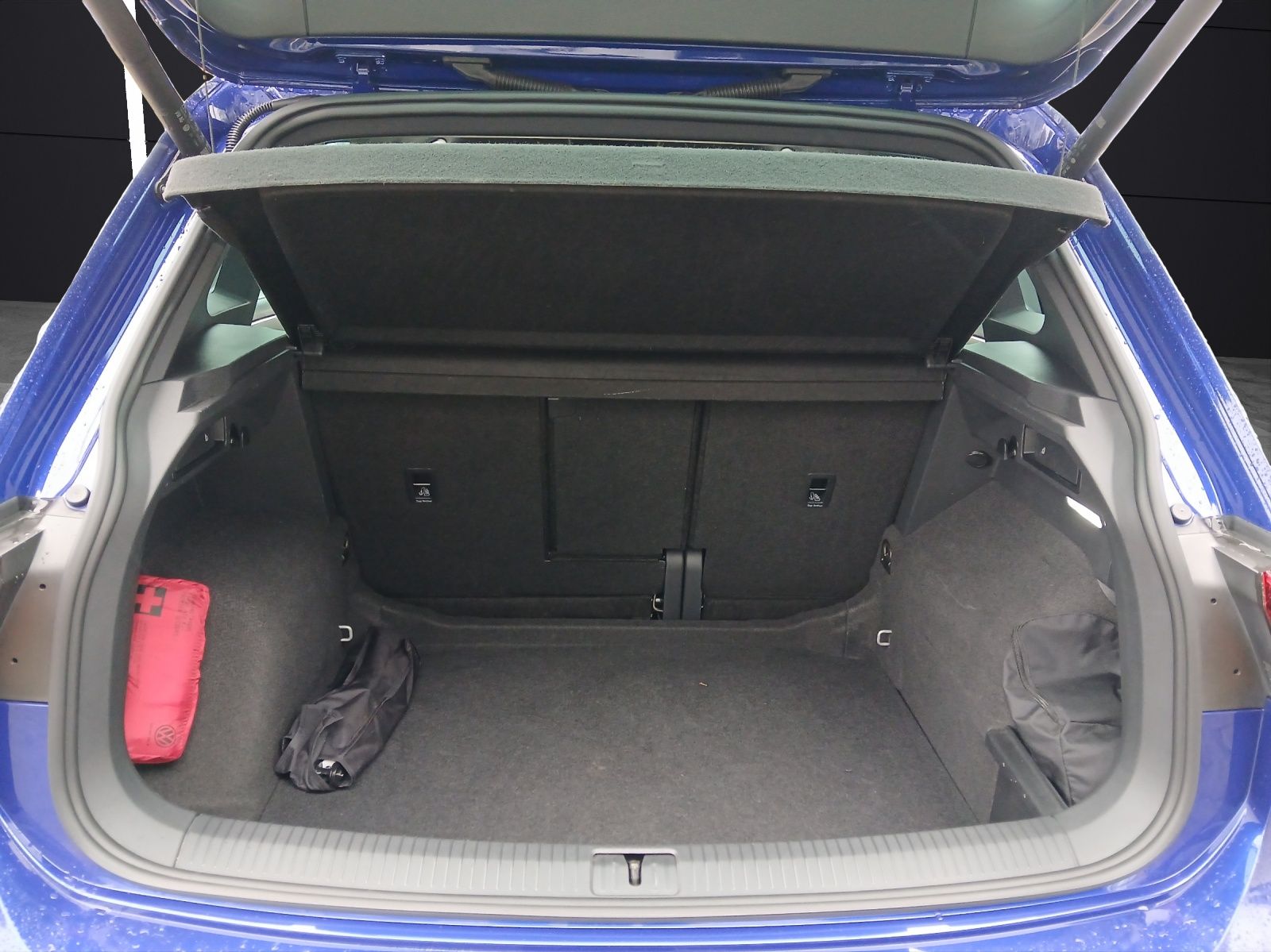 Fahrzeugabbildung Volkswagen Tiguan TDI R-Line DSG 4M STH Matrix AHK ACC RFK