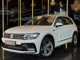 Volkswagen Tiguan Highline BMT R-LINE 4M*LED/AHK/ACC/LEDER - mit Diesel-Antrieb: Alcantara, mit Android Auto, Geländewagen