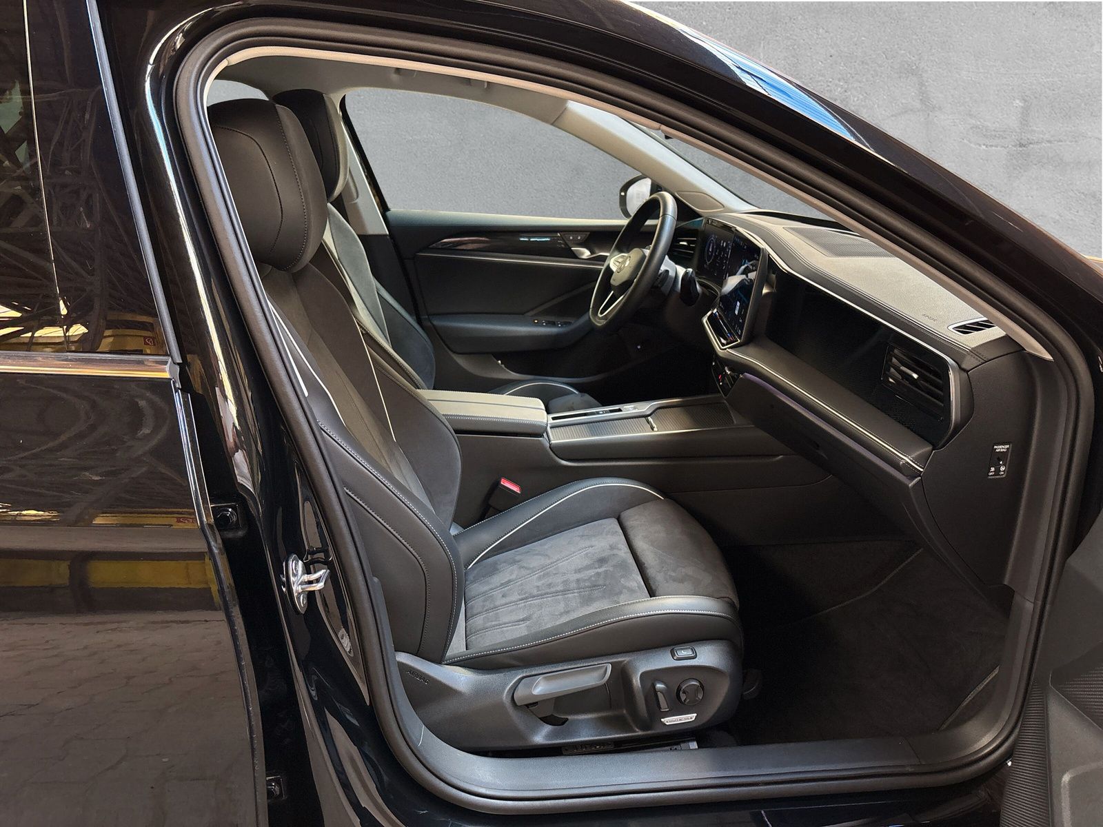 Fahrzeugabbildung Volkswagen Passat Variant 1.5 TSI eHybrid Business AHK HuD
