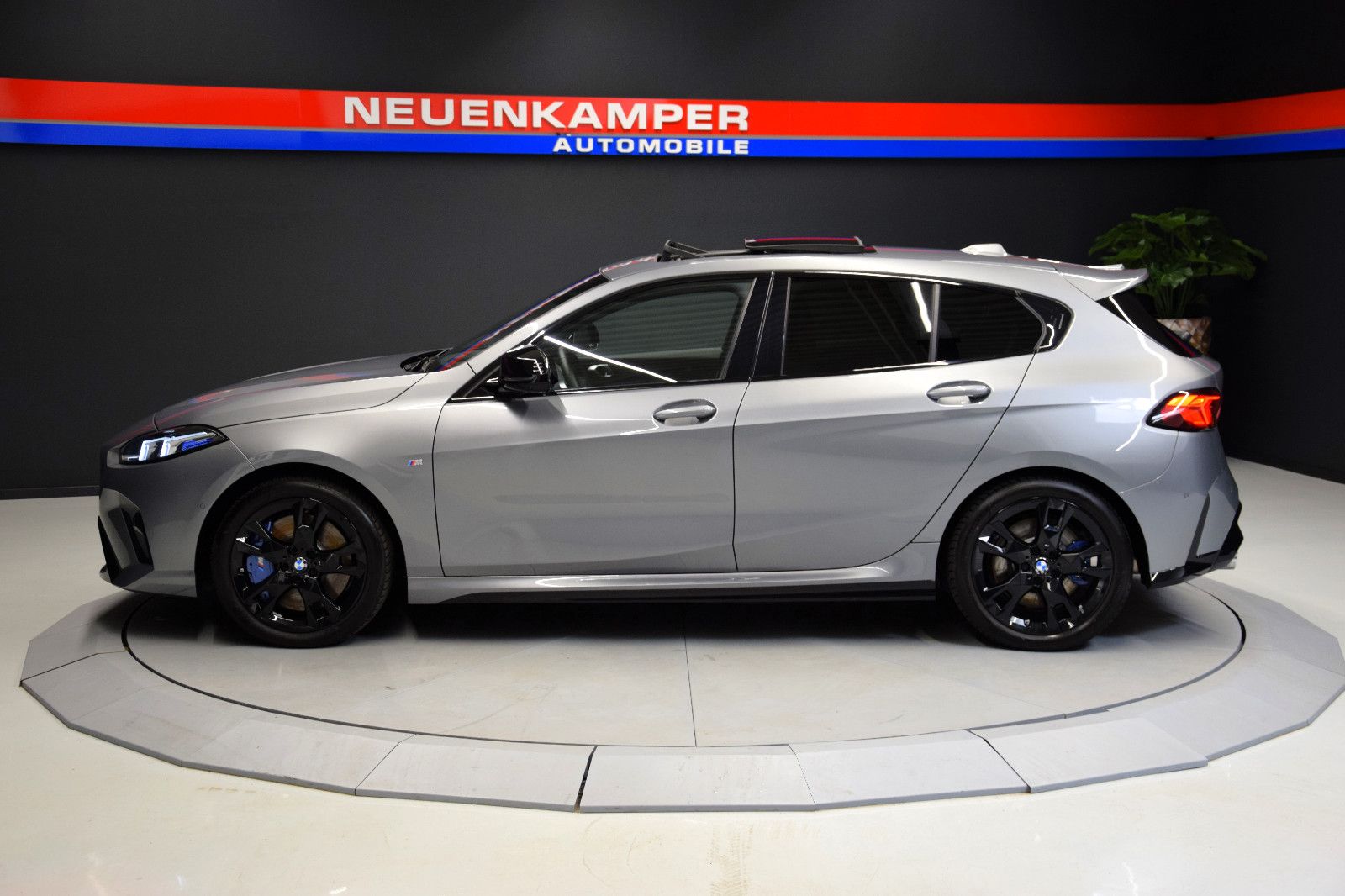 Fahrzeugabbildung BMW M135i xDrive M Sportpaket Pro Pano HuD h/k Memor