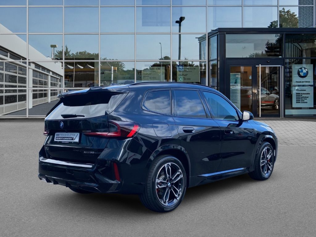 BMW iX1 xDrive30 M Sport Pro AHK Panoramadach Harman foto 3