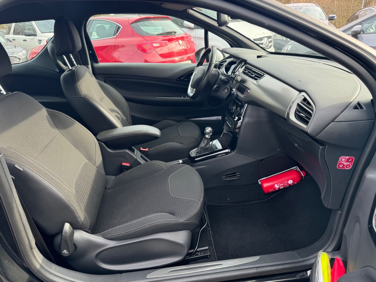 Fahrzeugabbildung Citroën DS3 TEMPOMAT LED PDC BII COLOR