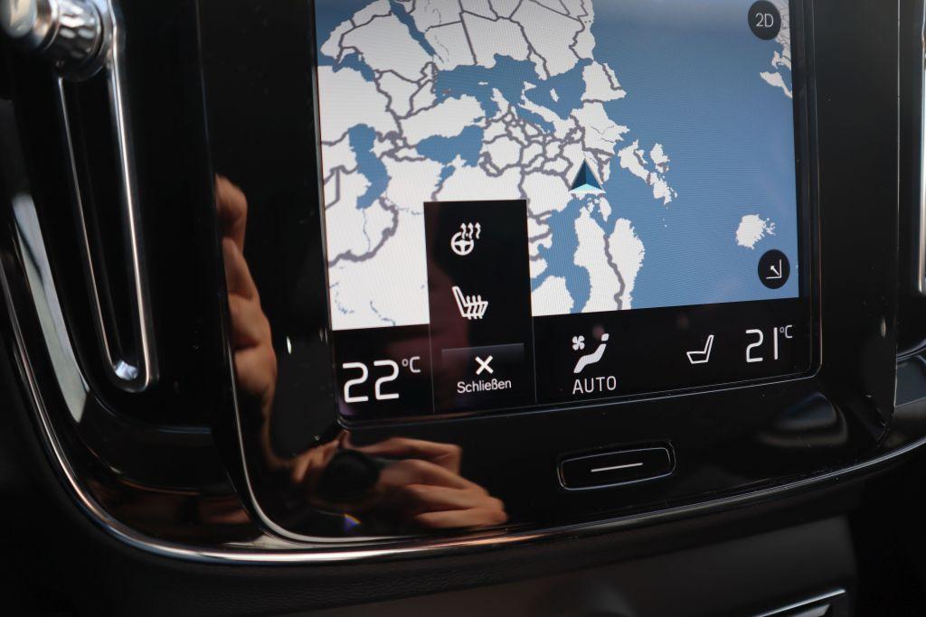 Volvo XC40 T3 Geartronic Momentum Pro|AHK|NAVI|R-CAM|