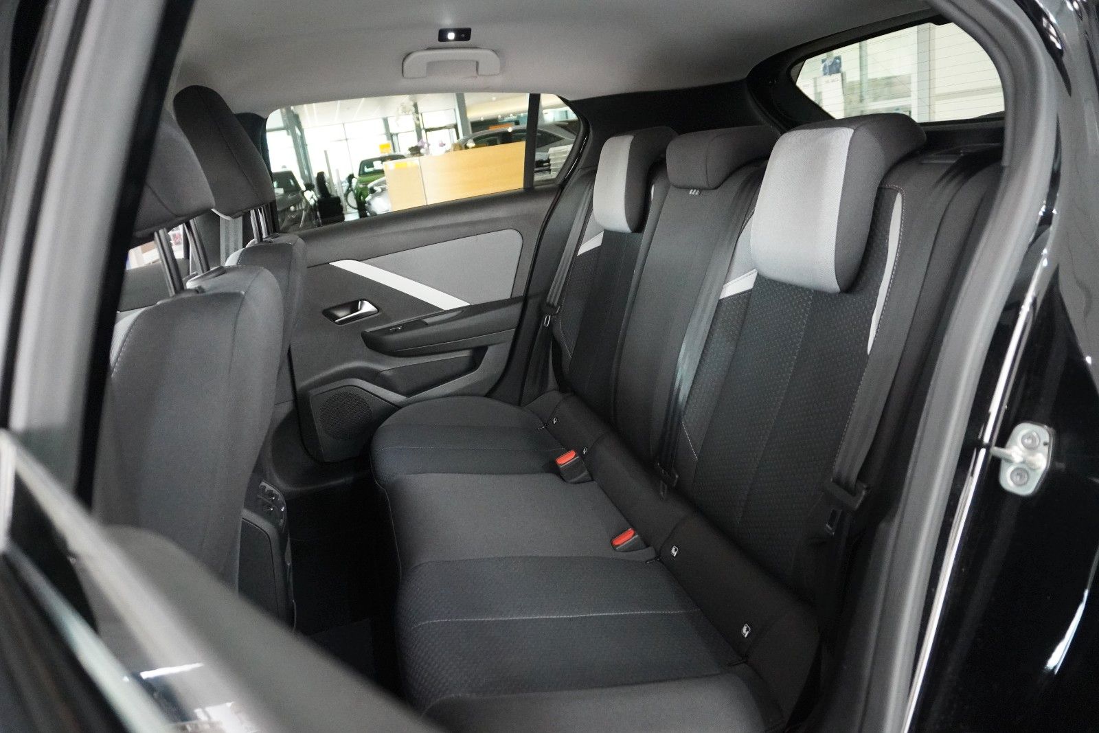 Fahrzeugabbildung Opel Astra L Lim. 1.6 HYBRID EDITION NAVI/KAMERA/AHK