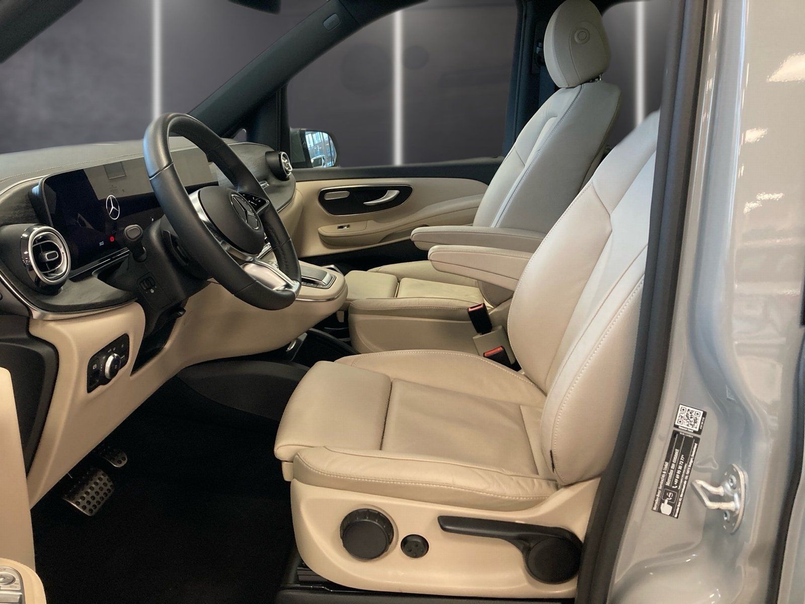 Fahrzeugabbildung Mercedes-Benz V 300d 4M AVANTGARDE L*Pano*Airmatic*AHK*Distron