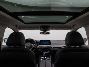 Fahrzeugabbildung BMW 520d SportLine Kamera Panorama HUD H/K AHK LED