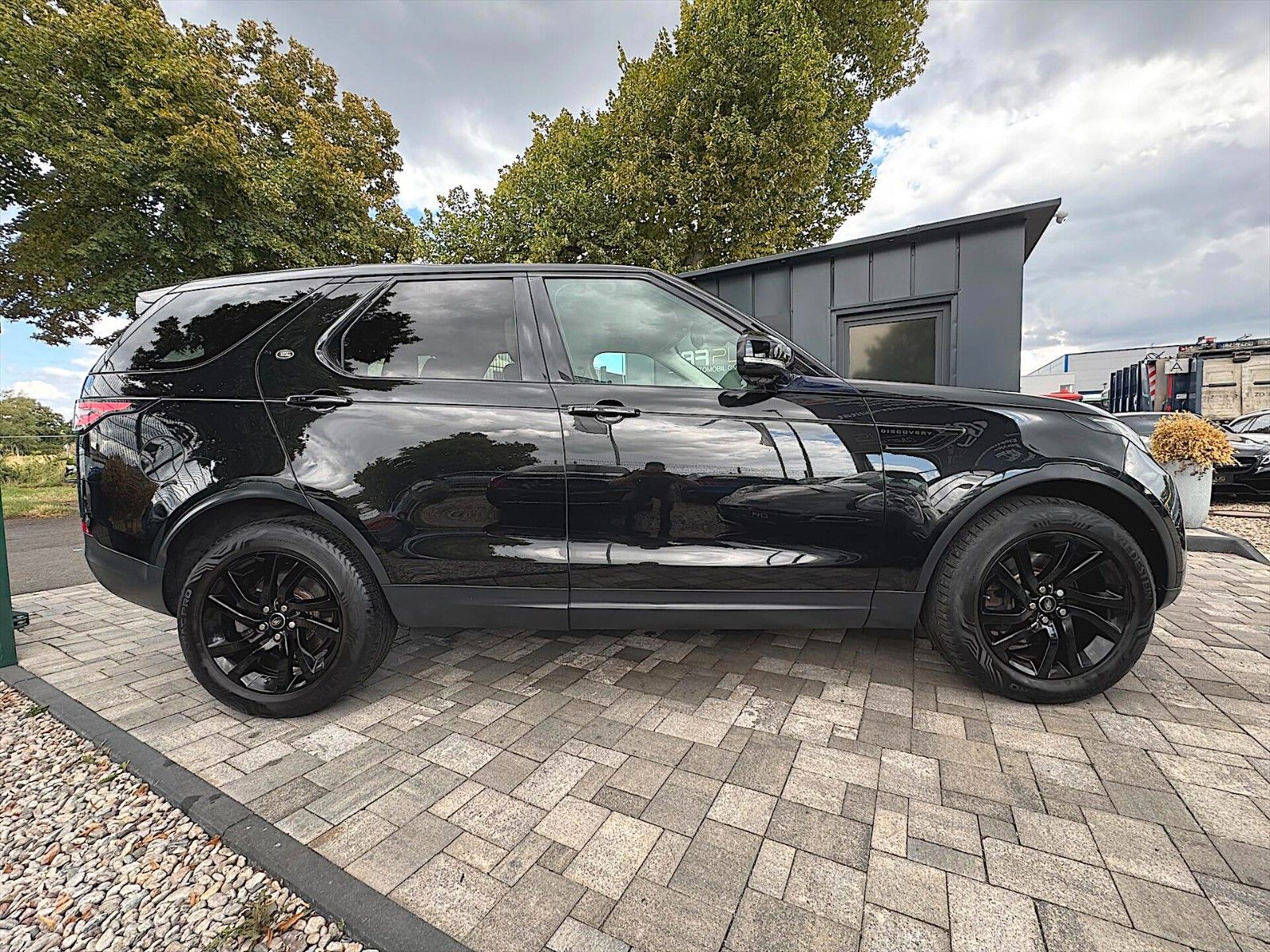 Fahrzeugabbildung Land Rover Discovery 5 2.0 TD SD4 HSE BLACK 4x4 *AHK*LED*