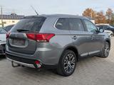 Mitsubishi Outlander 2.2 DI-D Plus 4WD 7-SITZE*AHK*KAM*KLIM - Mitsubishi Outlander mit Diesel-Antrieb: Geländewagen, 2.2