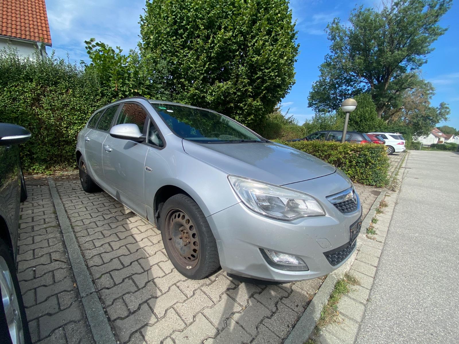 Opel Astra 2011 — photo 8