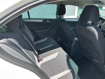Fahrzeugabbildung Volkswagen Jetta VI 1.2 TFSI Life Navi