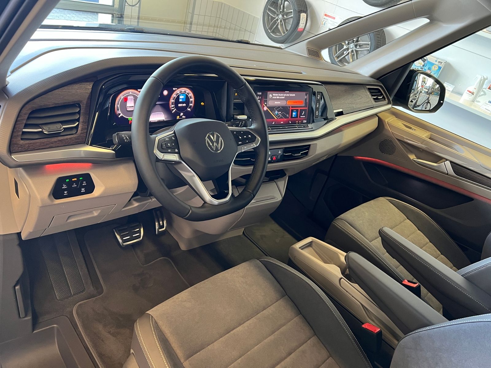 Fahrzeugabbildung Volkswagen T7 Multivan Style 2.0 TDI DSG *AHK, IQ.Light, Pa