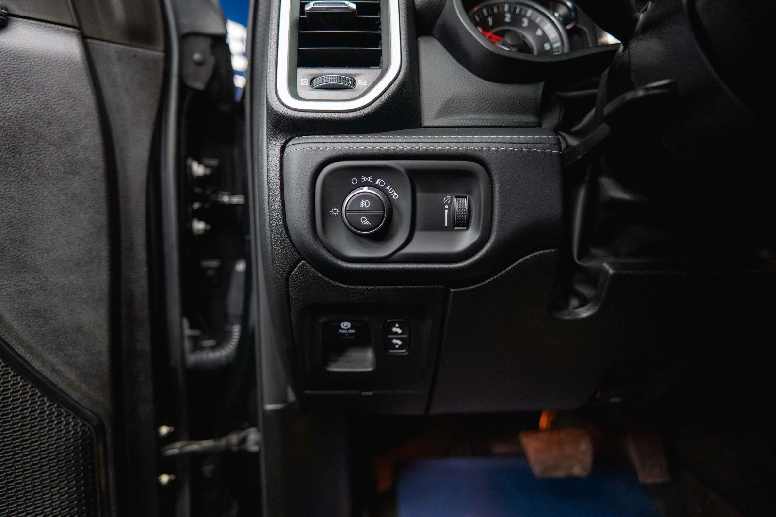 Fahrzeugabbildung Dodge RAM 5.7 V8 HEMI 4x4 BLACK EDITION Longbed 19%