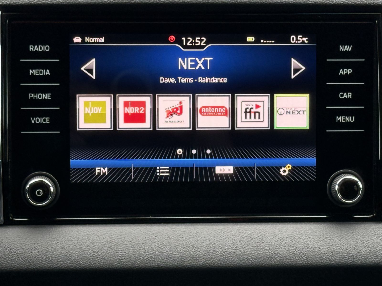 Fahrzeugabbildung SKODA Karoq 1.5 TSI DSG Sportline NAV+LED+V-COCKPIT+PP