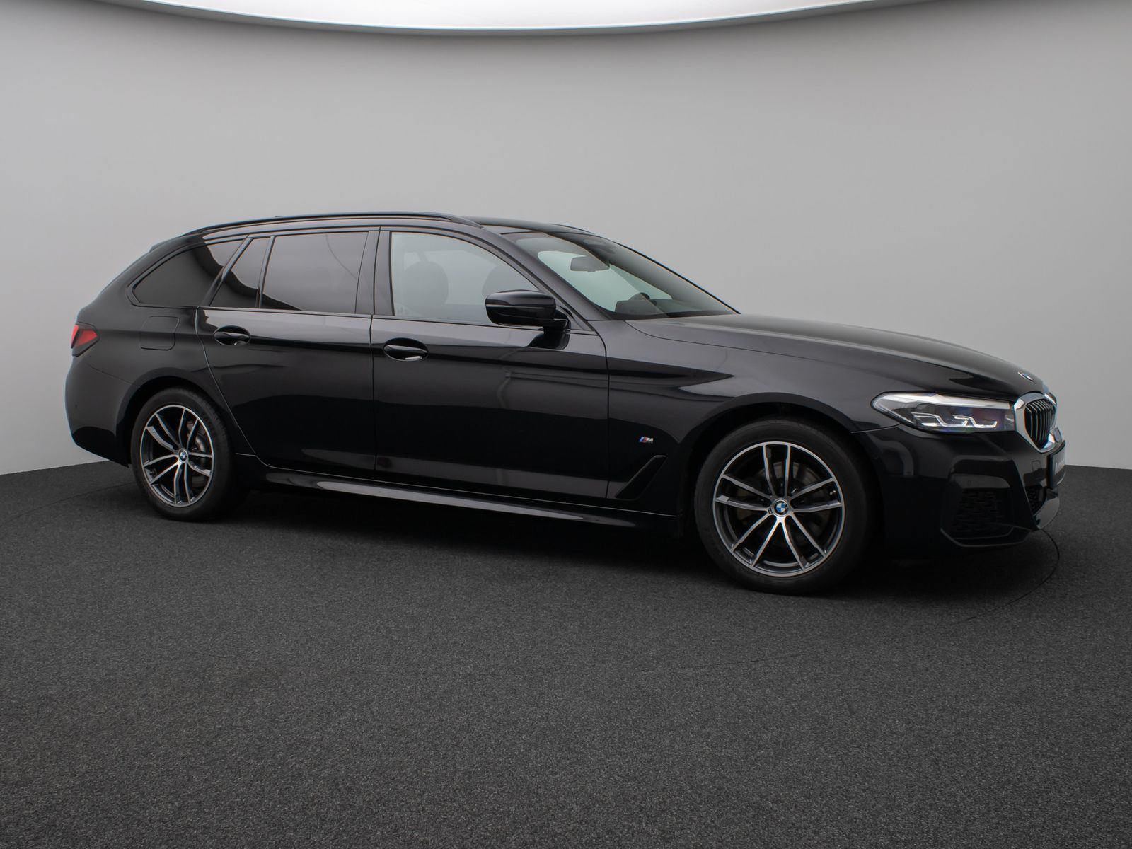Fahrzeugabbildung BMW 520d xD M Sport Kamera HUD DAB HiFi Stop&Go AHK
