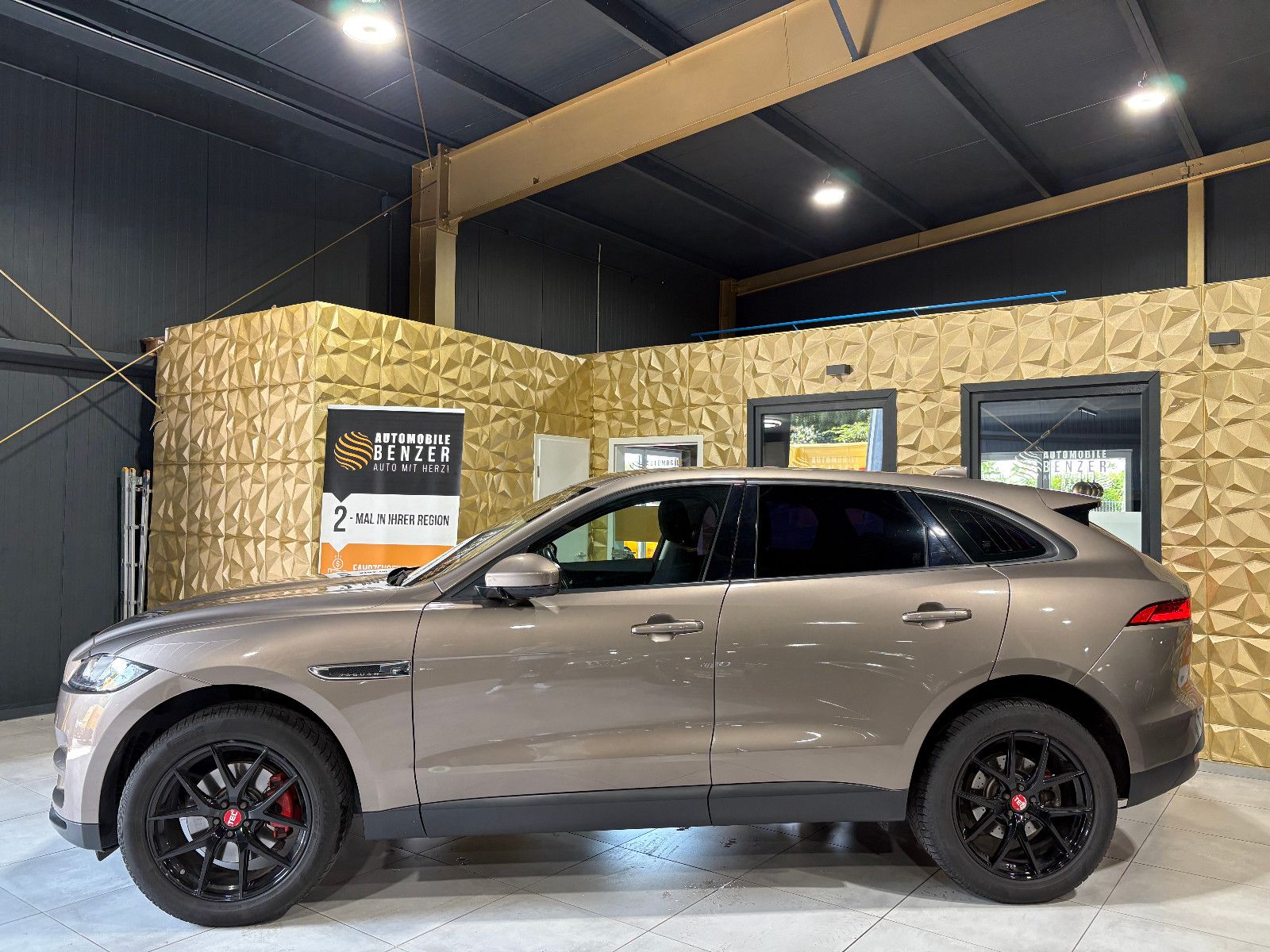 Fahrzeugabbildung Jaguar F-PACE Pure AWD/HEAD-UP/NAVI/PDC/SOUNDSYSTEM
