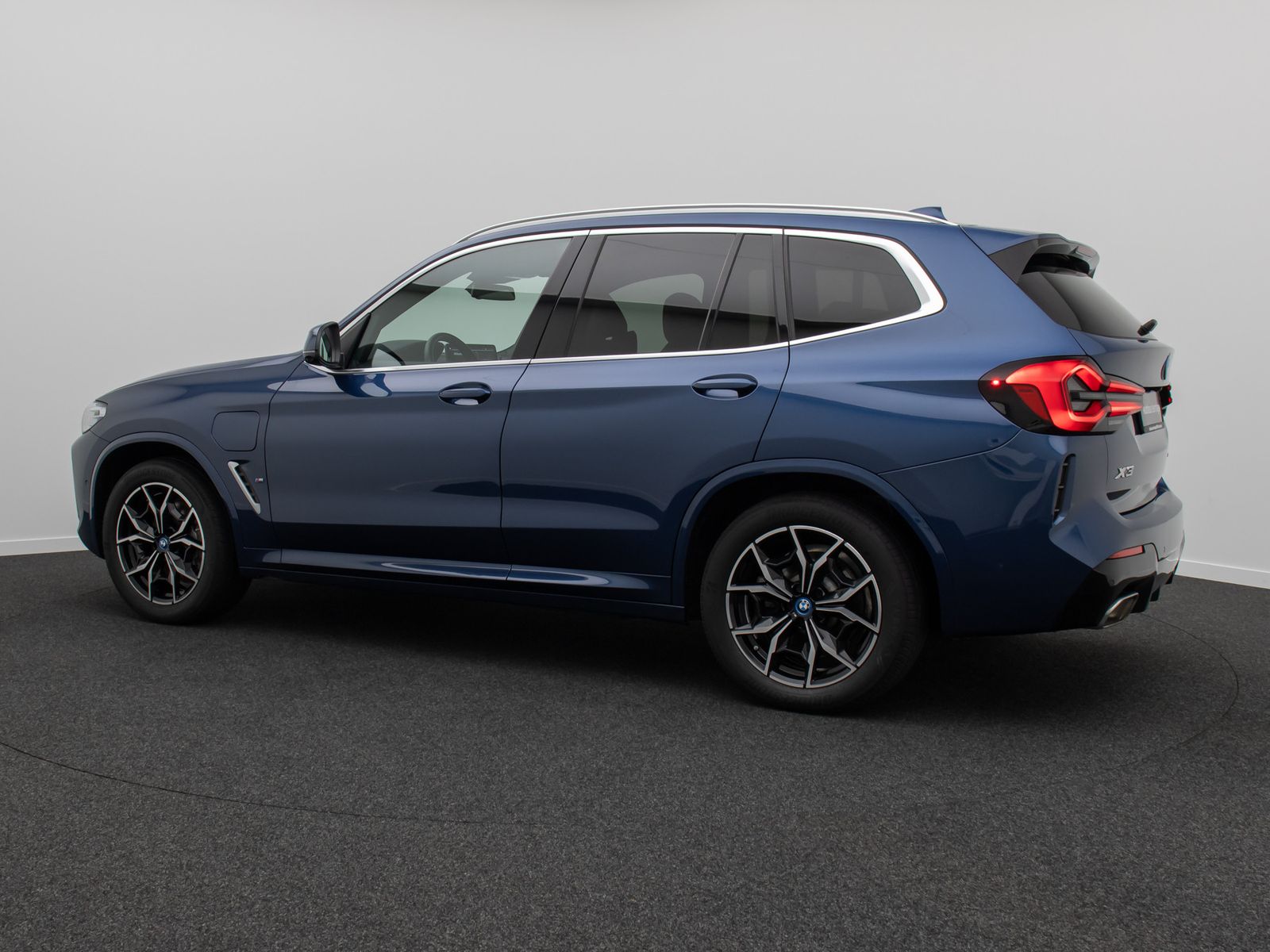 Fahrzeugabbildung BMW X3 xD30e M Sport HiFi 360&deg;HUD DAB Komfort 19Zoll