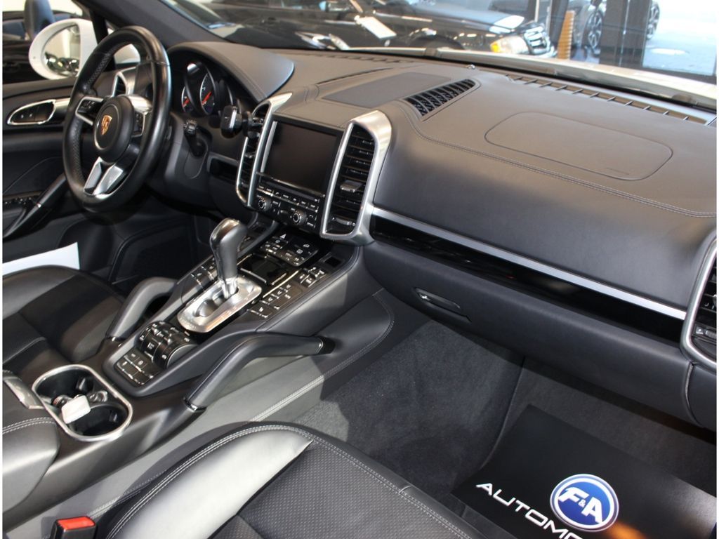 Fahrzeugabbildung Porsche Cayenne 3.0 Diesel *Pano*Standh.*Kamera