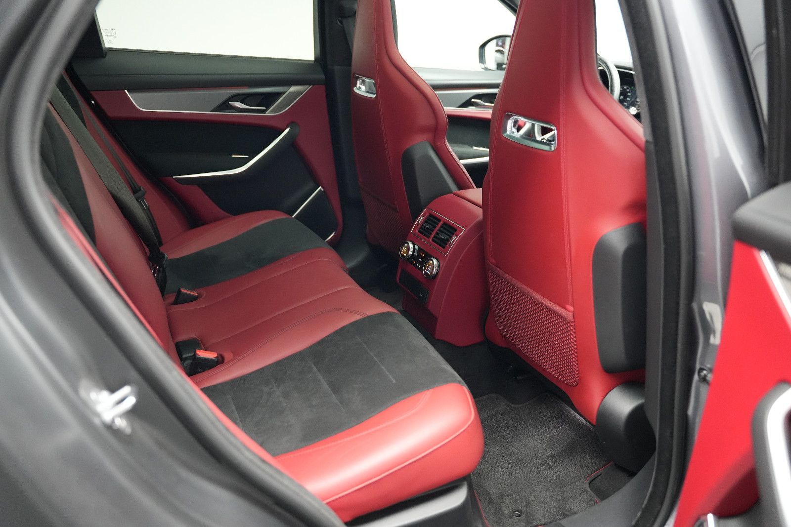 Fahrzeugabbildung Jaguar F-Pace F-PACE SVR /PANO/MERIDIAN/HUD/360°KAM/MEM