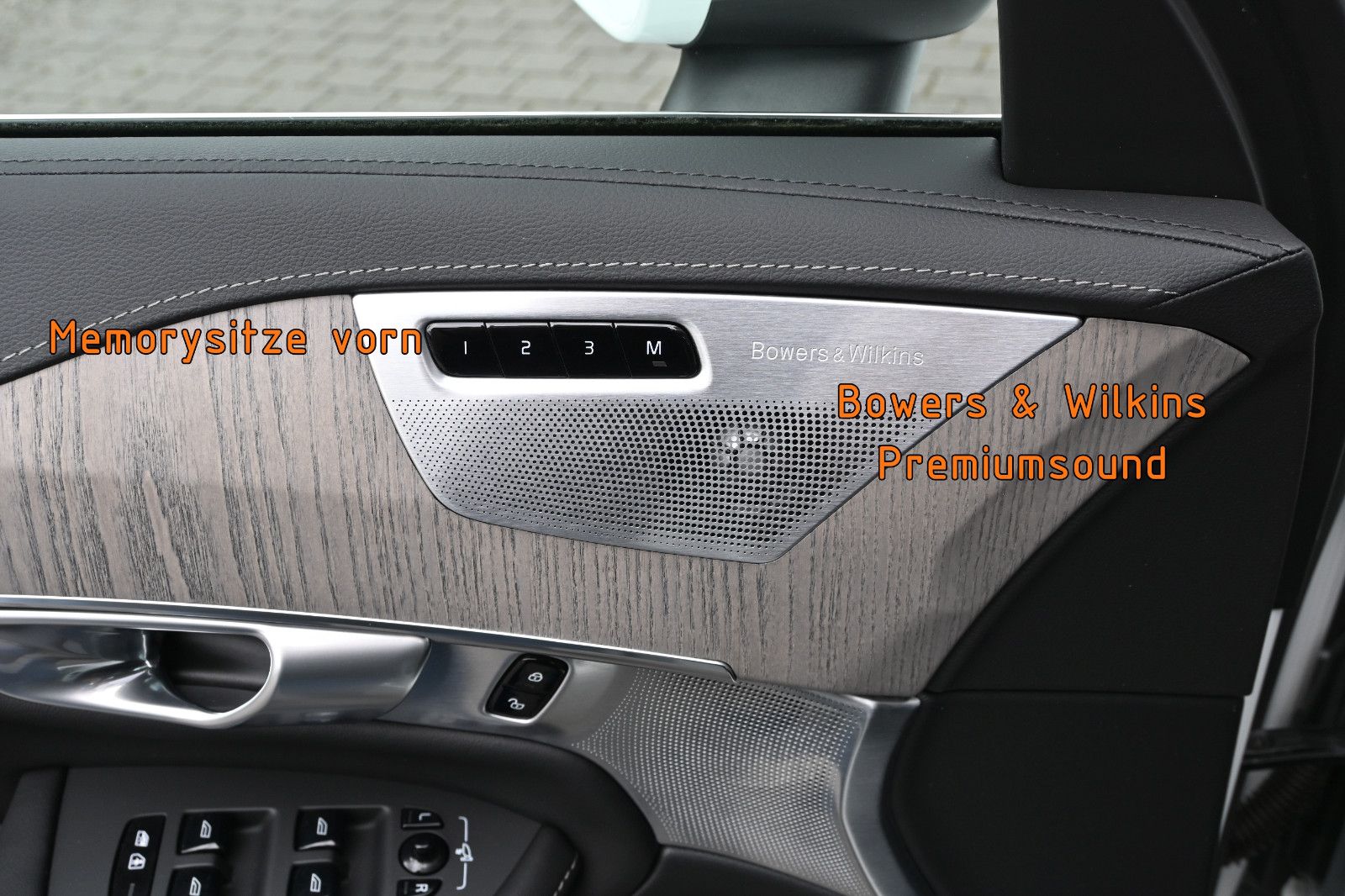 Fahrzeugabbildung Volvo XC90 T8 AWD Re Ultimate Bright °B&W°FOUR-C°VOLL!