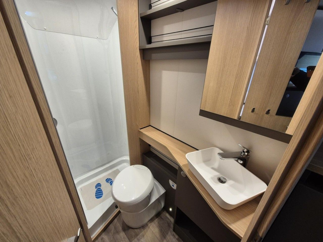 Fahrzeugabbildung LMC Lift H 630 Markise Navigation --TV SAT Radträger