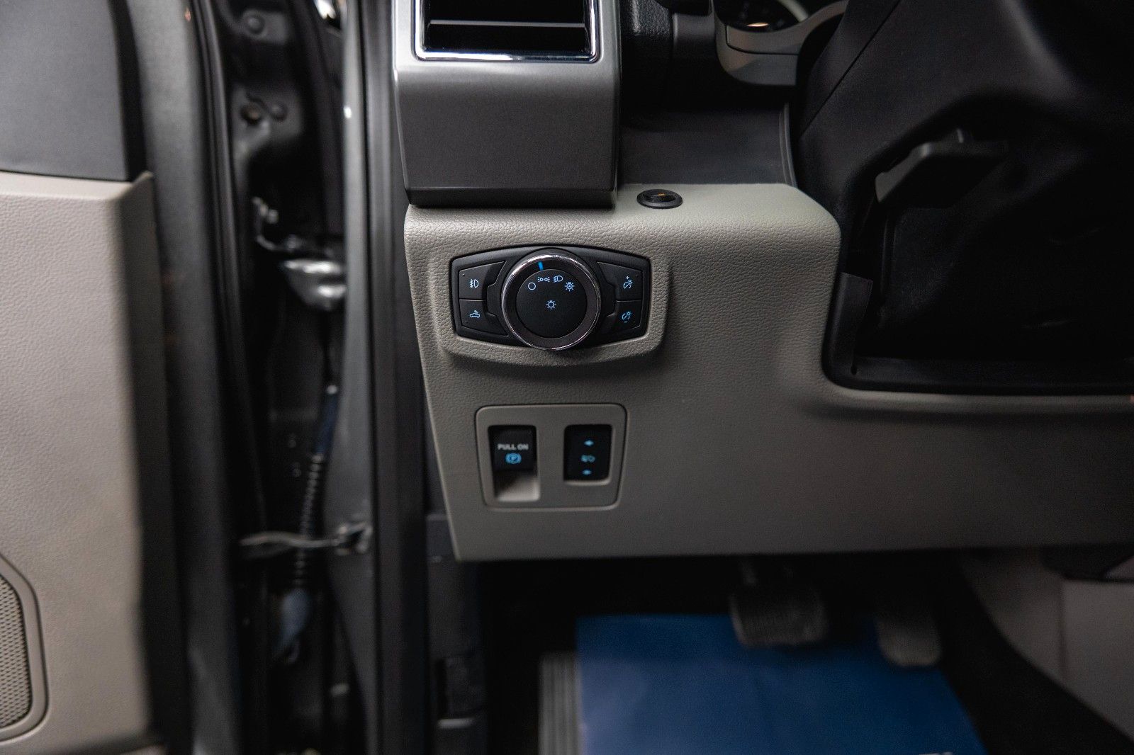 Fahrzeugabbildung Ford F150 5.0L V8 4x4 Offroad XLT SupCrew Unfallfrei