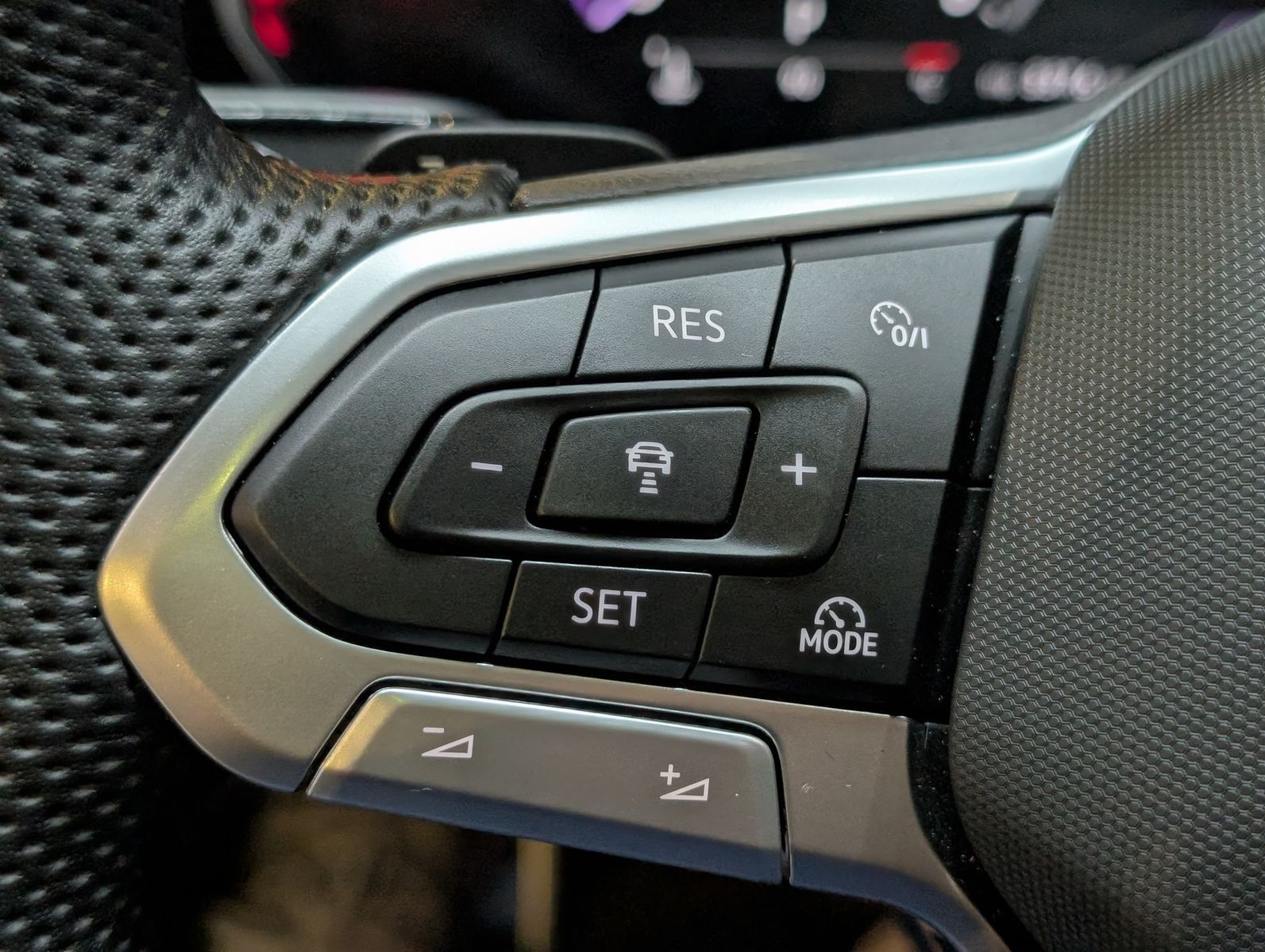 Fahrzeugabbildung Volkswagen Touareg 3.0TDI 4M R-Line VOLL Black 22" UPE 114T