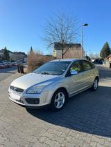 Ford Focus 1,6 Ghia Modell ** Tüv 02-2027 - Ford Focus aus 2006: Ghia