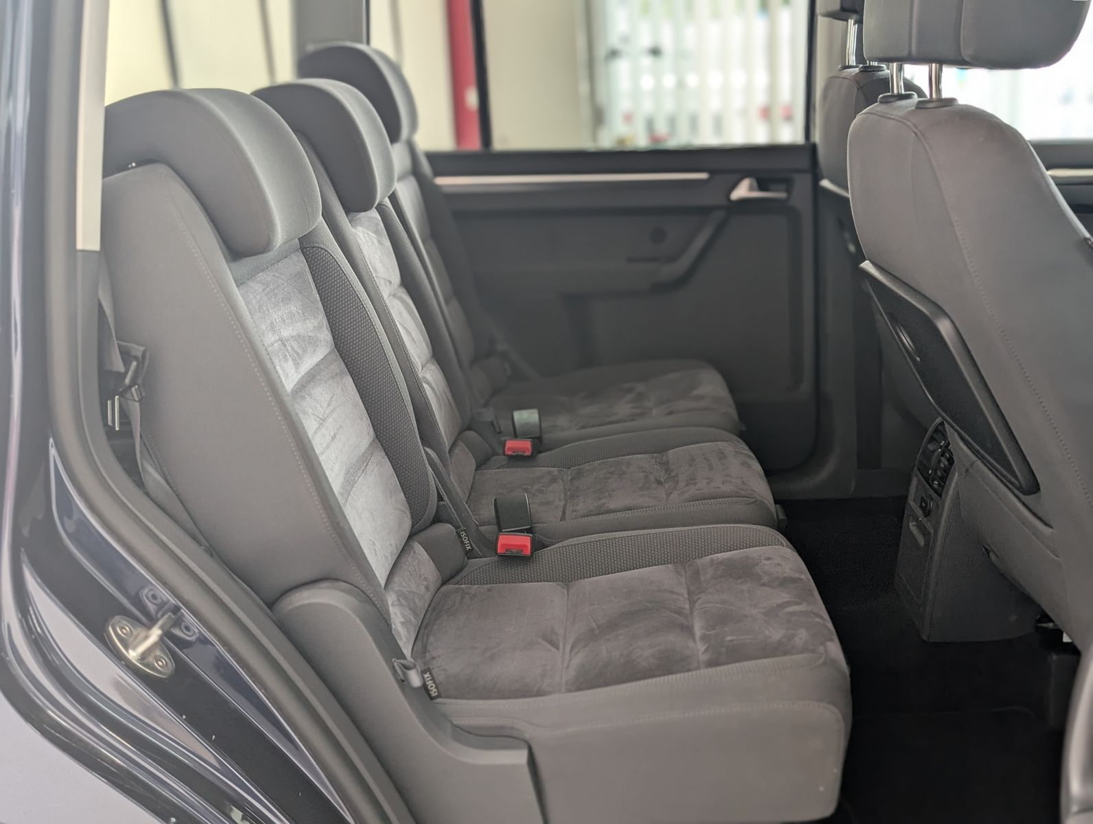 Fahrzeugabbildung Volkswagen Touran 2.0 TDI Highline PANO AHK PDC APP XENON