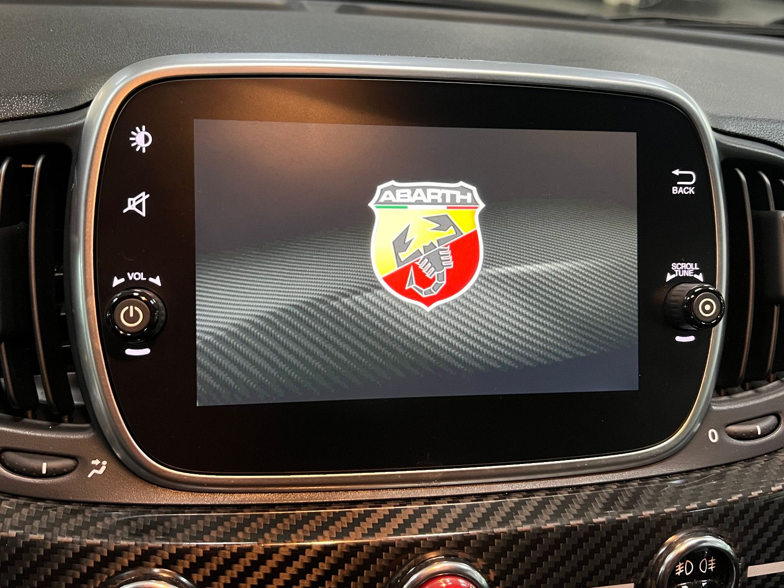 Fahrzeugabbildung Abarth Abarth 695 Rivale 175th Anniversary CARBON AKRAP