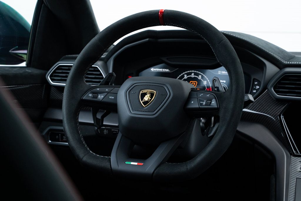 LAMBORGHINI Urus 2025