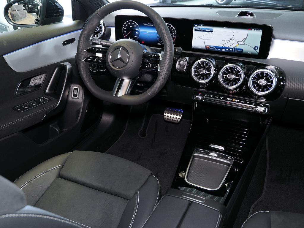 Mercedes-Benz A 250 e AMG NIGHT PANO MULTIBEAM DISTRONIC 360°