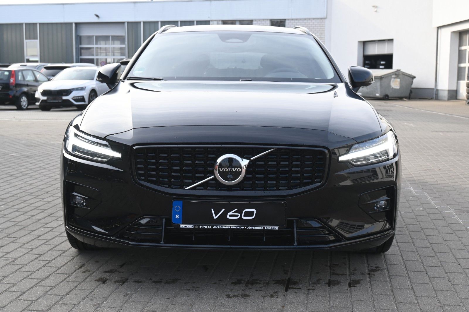 Fahrzeugabbildung Volvo V60 B4 DKG Plus Dark*FSHZG*H&K*360°*ACC*AHK