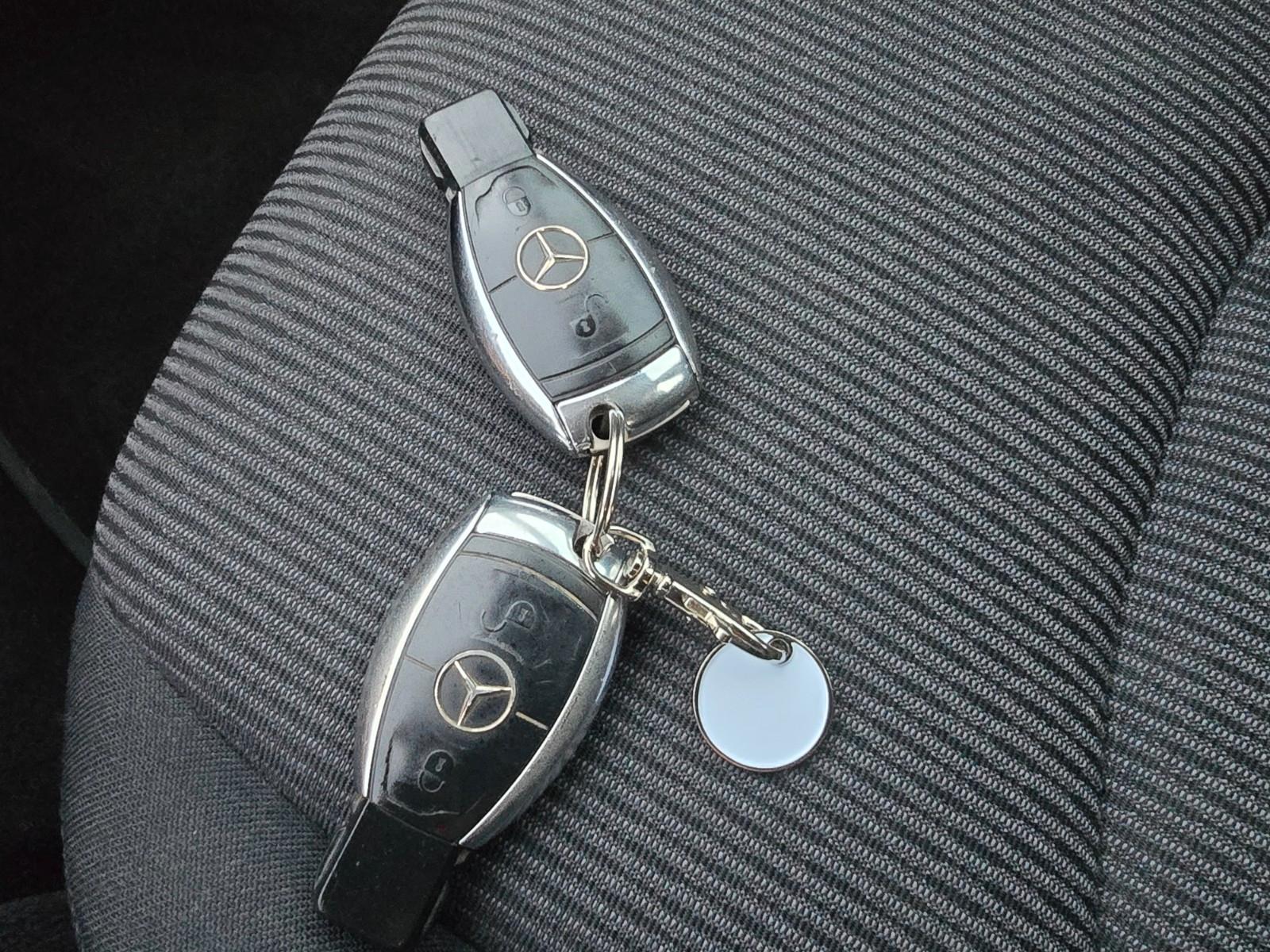 Mercedes-Benz E200 2009 — photo 22