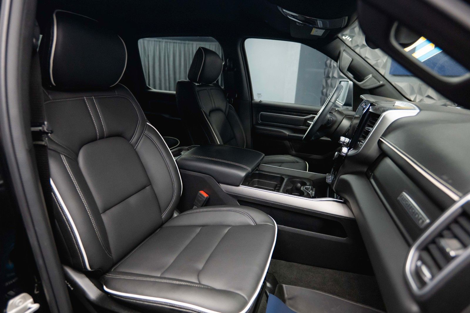 Fahrzeugabbildung Dodge RAM 5.7 V8 HEMI 4x4 LIMITED Style Night-Edition