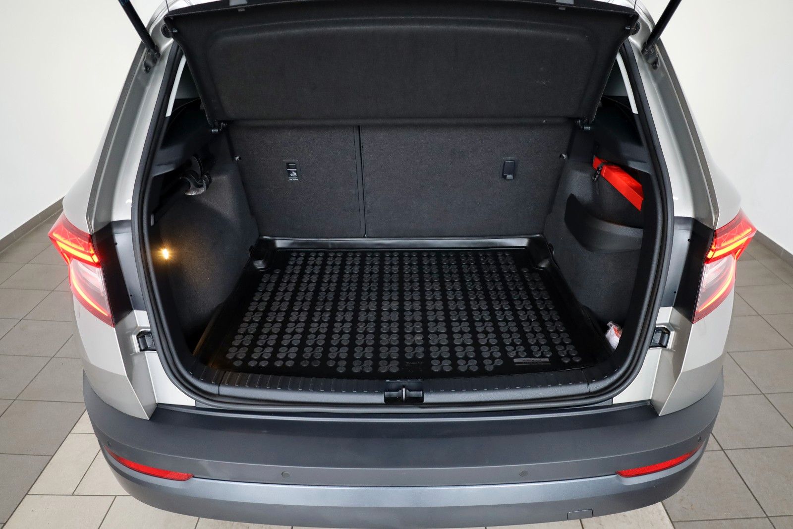 Fahrzeugabbildung SKODA Karoq Style Navi,LED,Kamera,SH,PDC,SR+WR,AHK